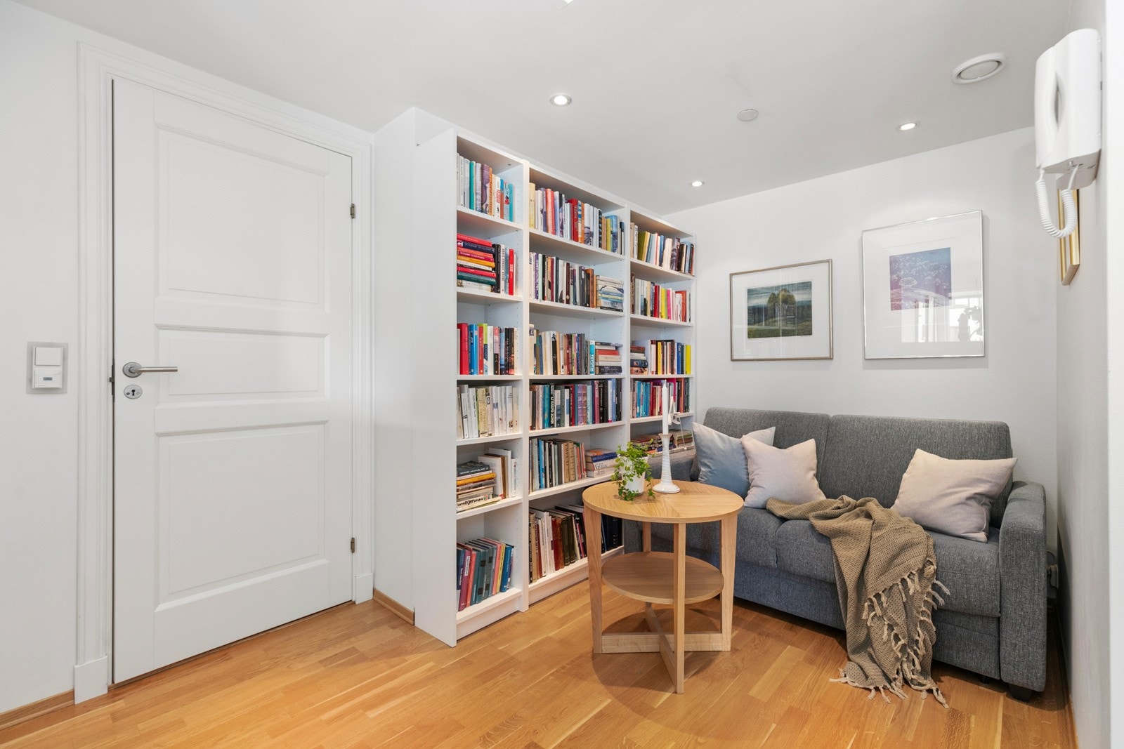 Leiligheten inneholder også en alkove som nåværende eier har innredet som bibliotek/lesekrok og "gjesterom". Galleribilde