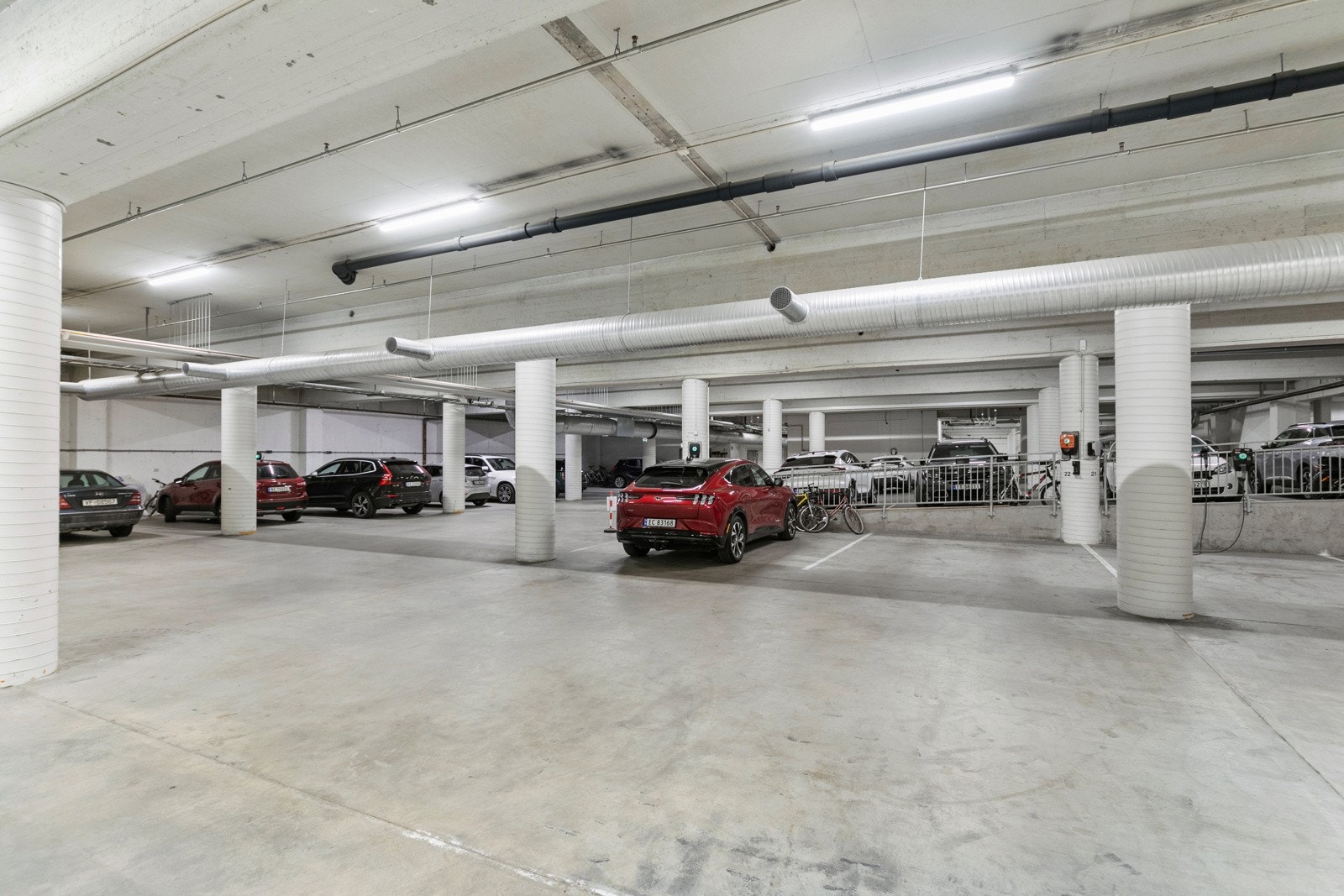 Nåværende eier har leid garasjeplass i garasjekjeller i bygget, og opplyser at dette leieforholdet kan videreføres til ny eier. Galleribilde