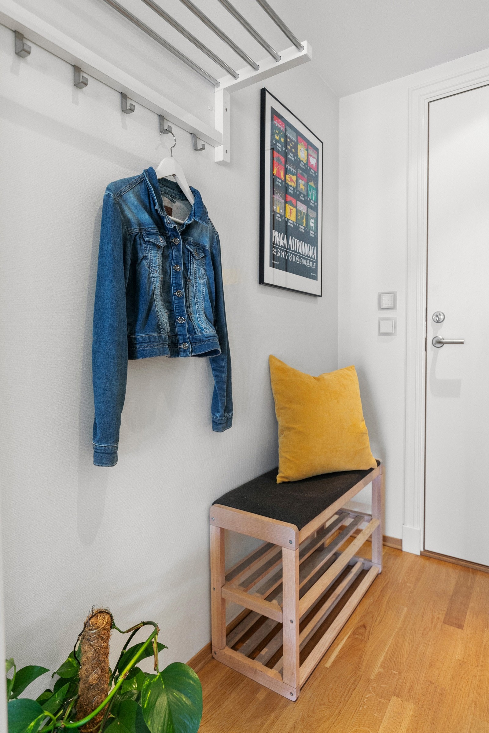 Romslig gang med god plass til omkledning og skyvedørsgarderobe med speilfronter. Galleribilde