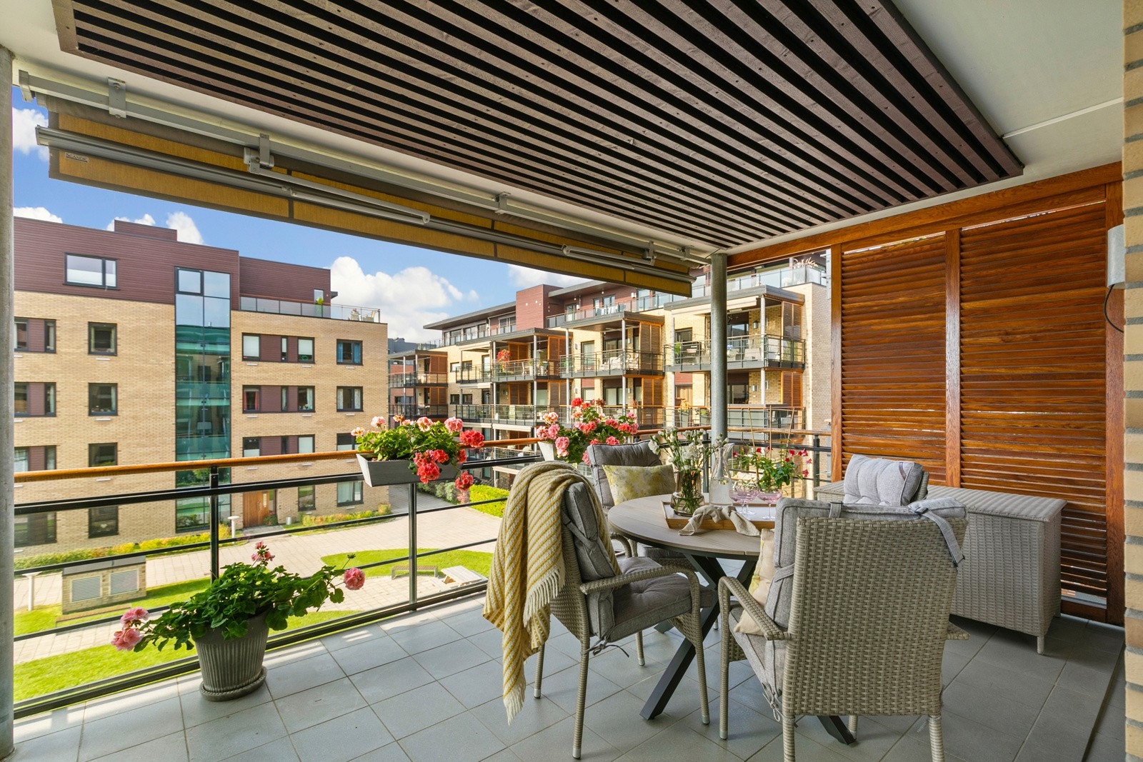 Overbygget og vestvendt balkong på hele 15 kvm. Galleribilde