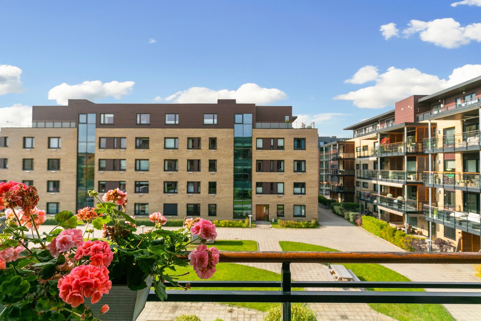 Solrik balkong med fint utsyn. Galleribilde