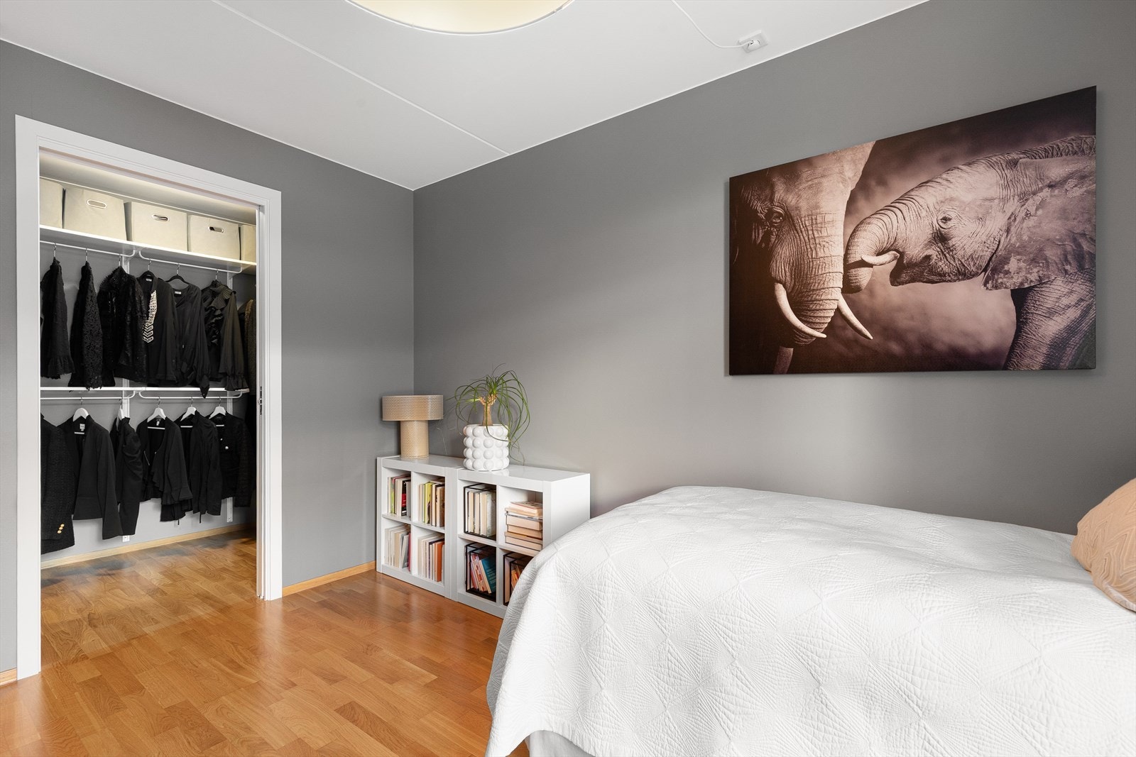 Adkomst til walk-in-closet via skyvedører. Galleribilde