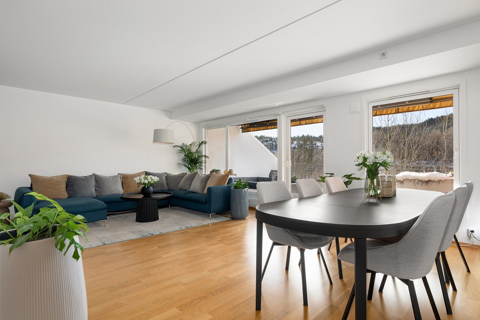 Lys og gjennomgående leilighet med mulighet for 3 soverom, hvorav et i dag kan deles. Galleribilde