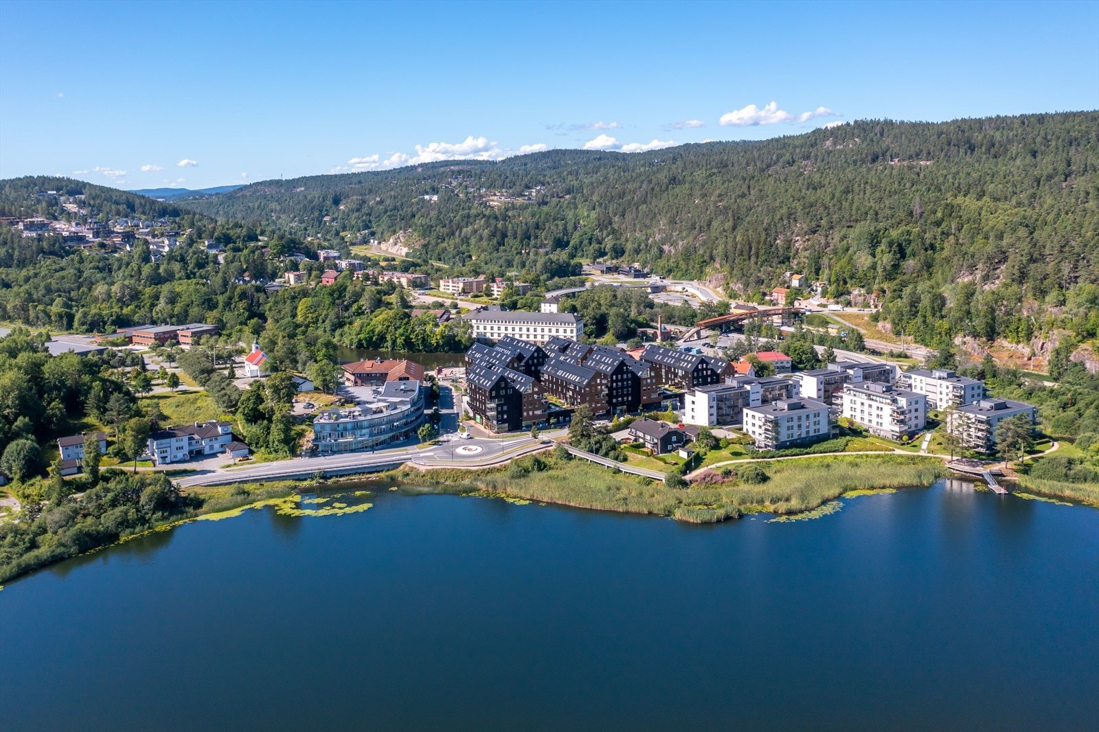 Ved Heggeodden er det badebrygge. Galleribilde