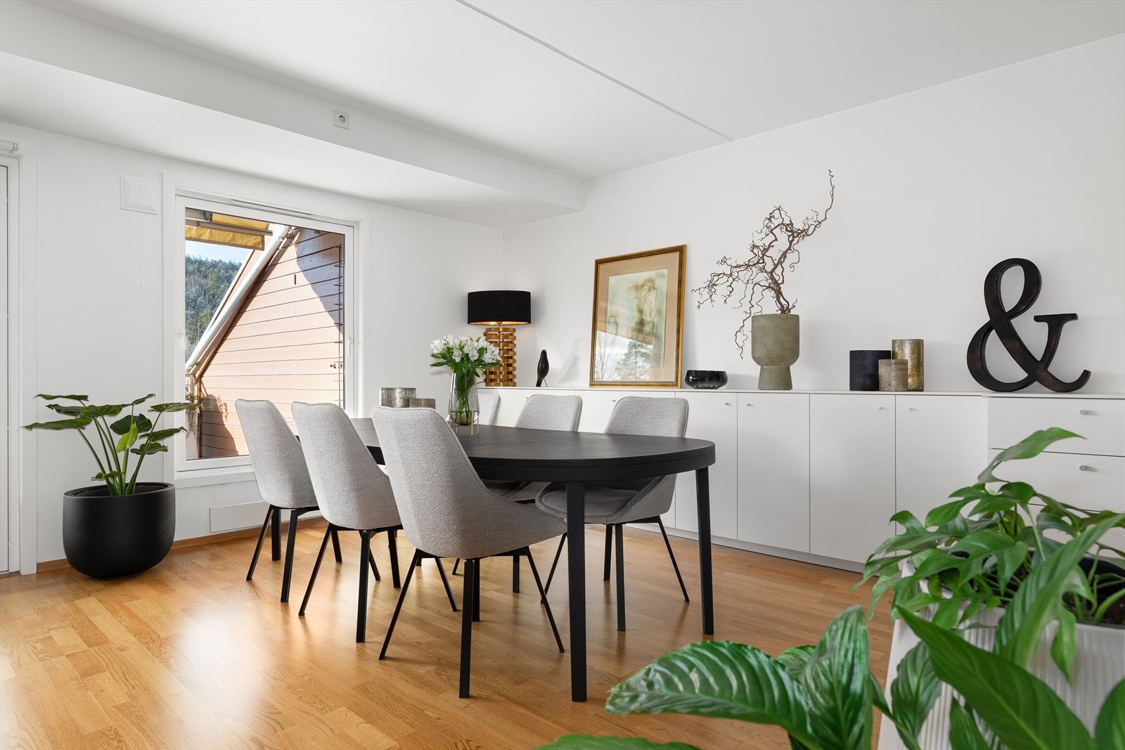 Kjøkkeninnredningen er forlenget ut til spisestuen for ekstra oppbevaring. Galleribilde