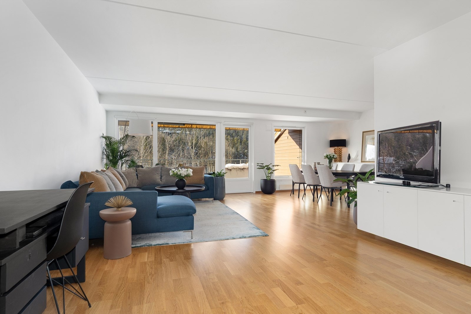 Den tidløse parketten og de lyse, malte overflatene skaper en behagelig atmosfære. Galleribilde