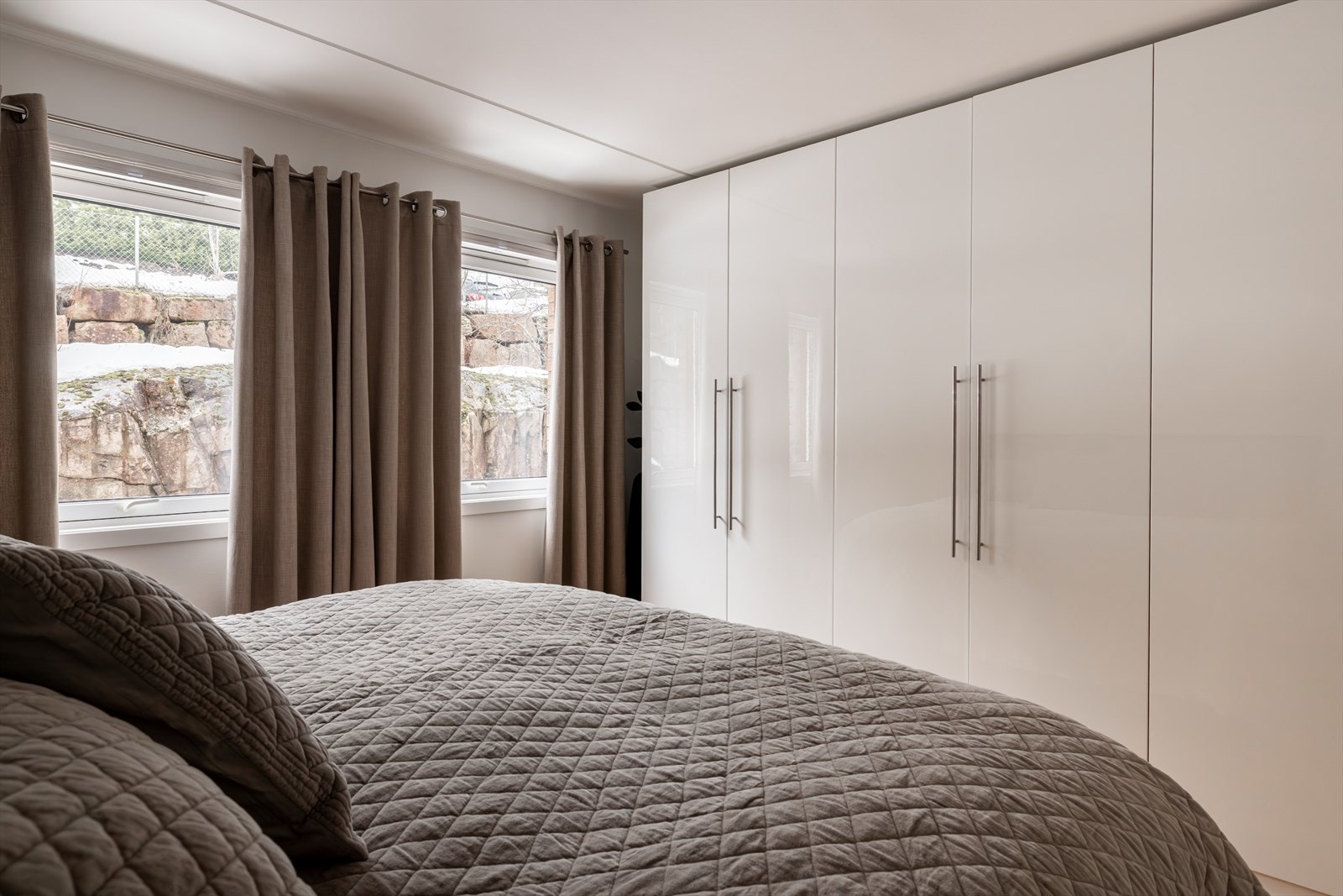 Hovedsoverommet er lyst og innbydende. Rommet har garderobeskap og god plass til dobbeltseng, mens store vindusflater slipper inn rikelig med dagslys. Galleribilde