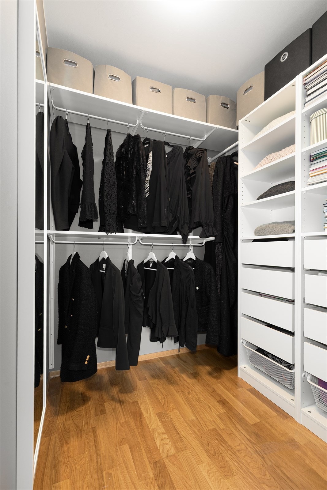 Rommet har en romslig walk-in-garderobe med oppbevaringssystem, hyller og god plass til klær og tilbehør. Galleribilde