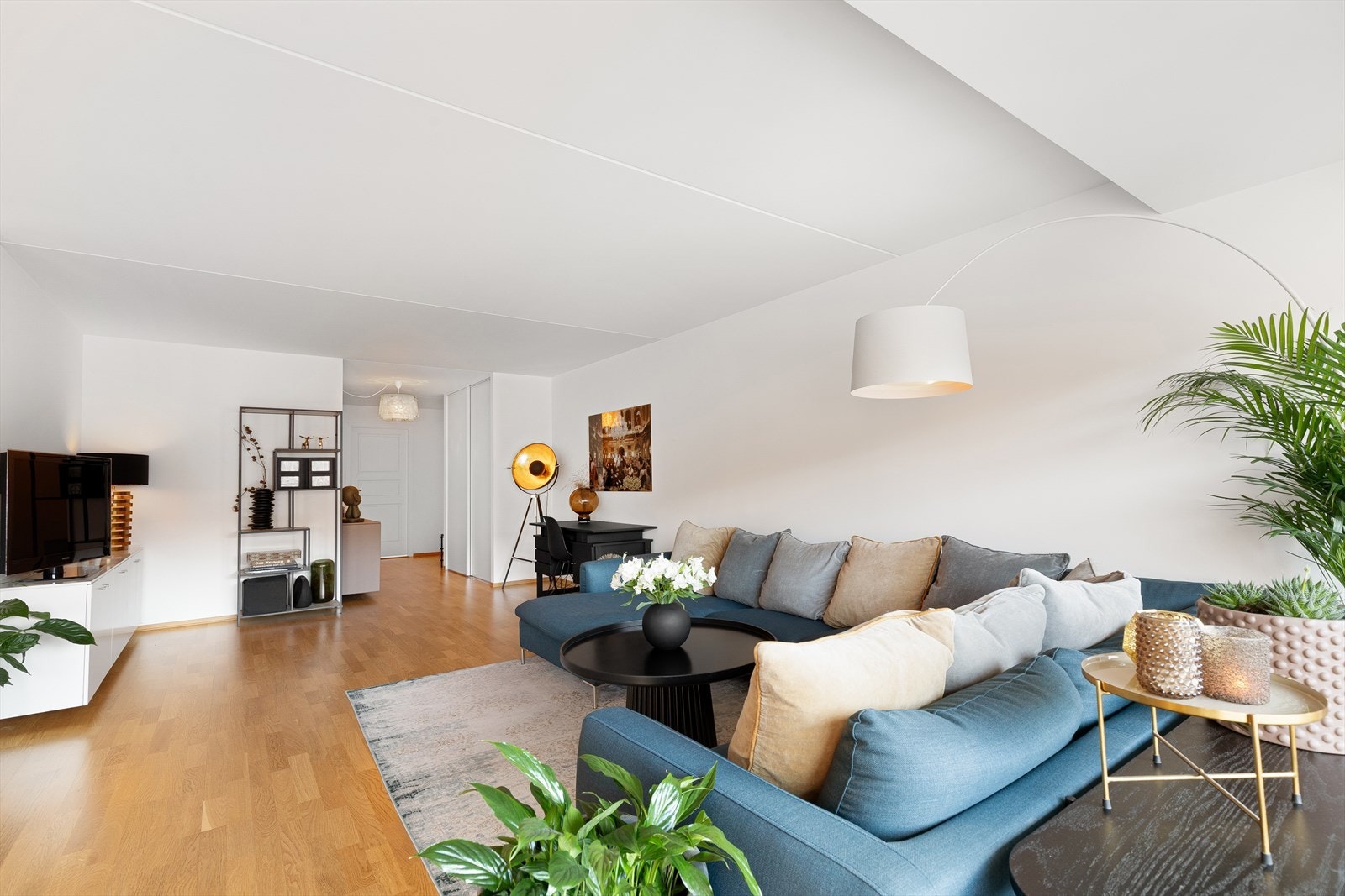 Lys, luftig og romslig stue med halvåpen løsning mot kjøkkenet, som legger til rette for sosiale sammenkomster og hyggelige familiestunder. Galleribilde