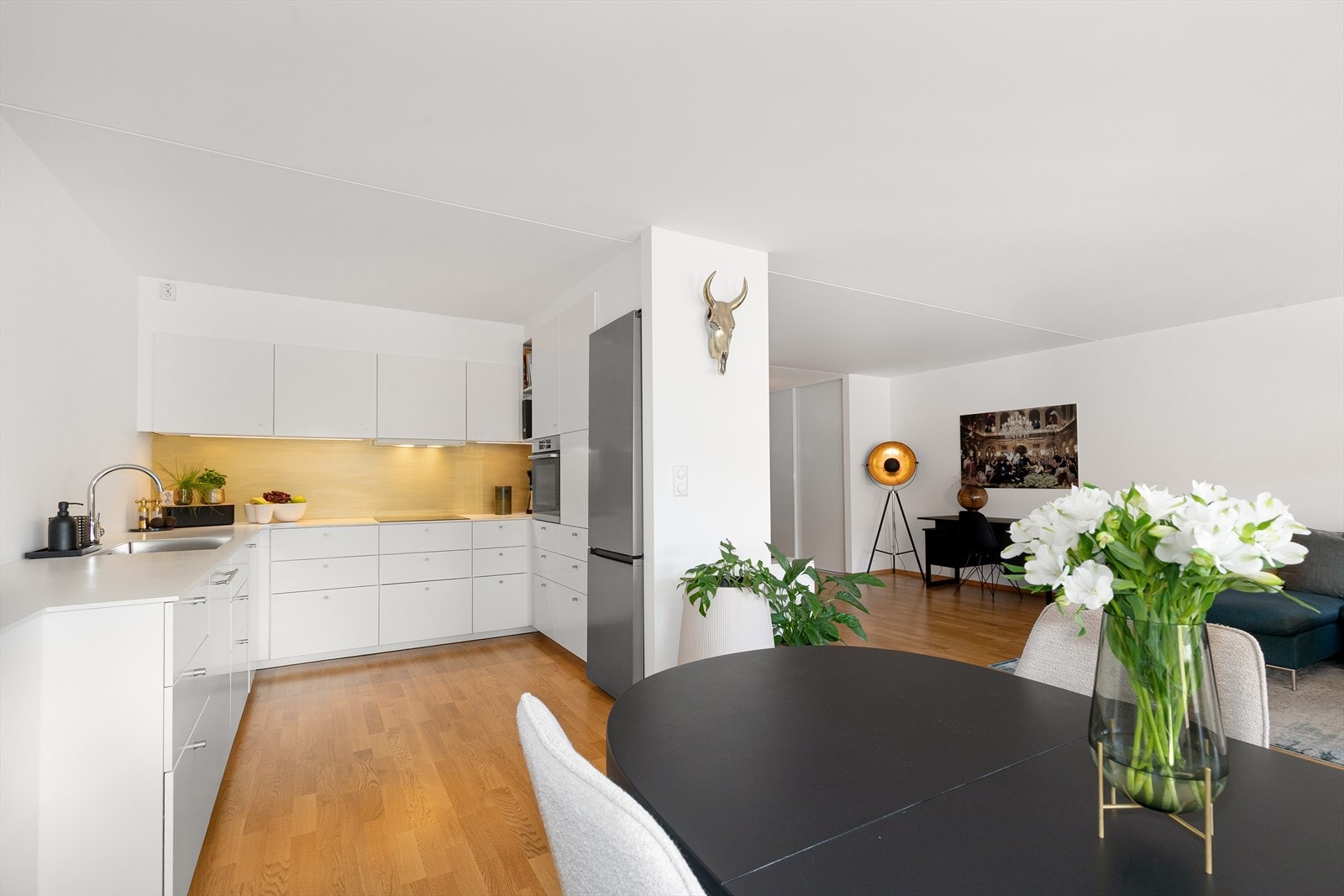 Den åpne planløsningen mot stue og spisestue gir en luftig og romslig følelse. Galleribilde