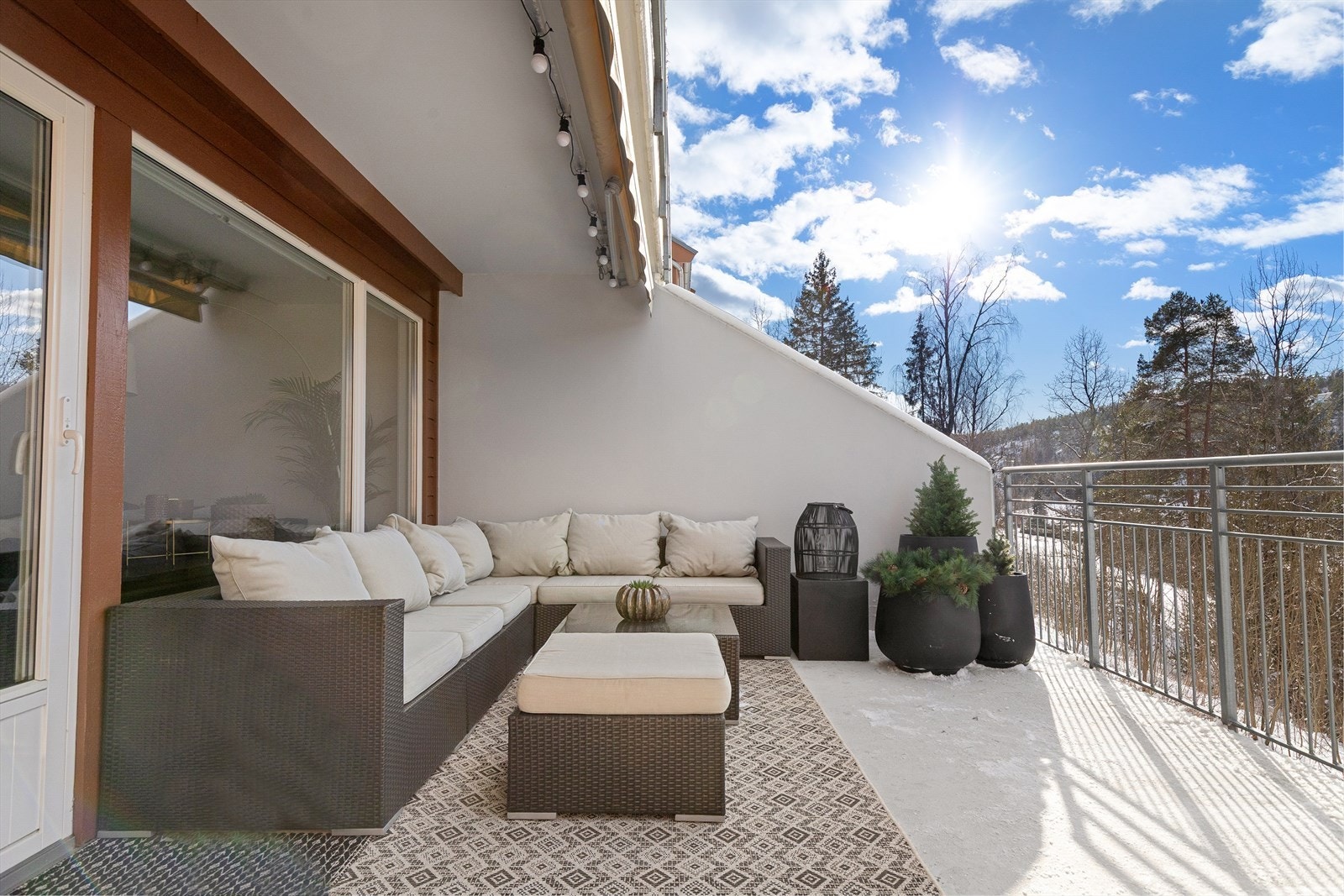 Leiligheten har en stor terrasse på 24m² på 2. etasje nivå, uten innsyn og utsikt mot naturen, fjernstyrt markise og sol fra ca. kl. 14.00-21/21.30 i sommerhalvåret. Galleribilde