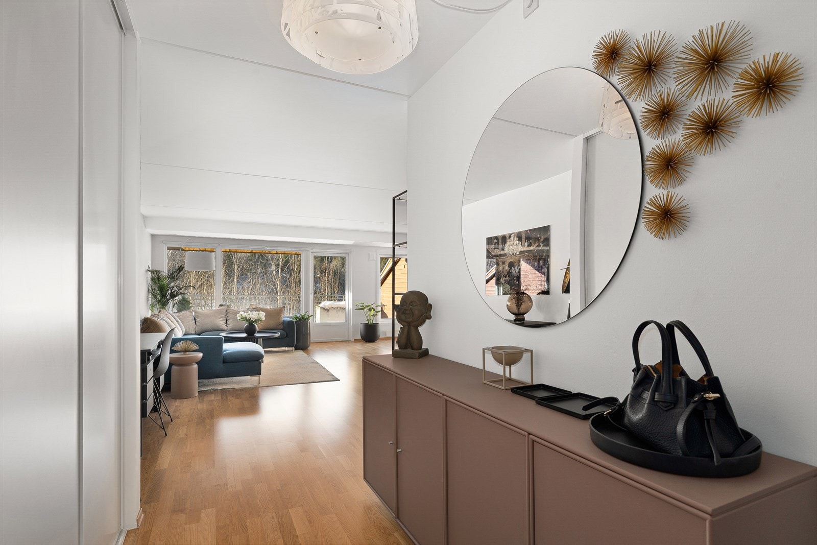 Den plassbygde skyvedørsgarderoben sørger for god med oppbevaringsplass til yttertøy og sko. Galleribilde