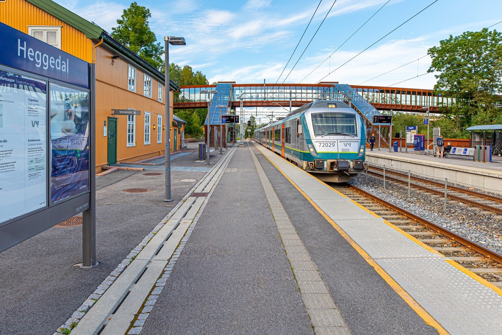 Området har offentlig kommunikasjon i form av buss og tog. Nærmeste bussholdeplass og togstasjon. ligger ca. 10 minutter unna boligen. Toget har hyppige avganger mot Asker, Oslo S, Lillestrøm eller Spikkestad. Galleribilde