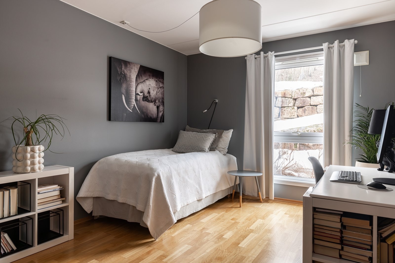 Det andre soverommet har tilsvarende overflater og en fleksibel planløsning som gir plass til både seng og skrivebord. Galleribilde