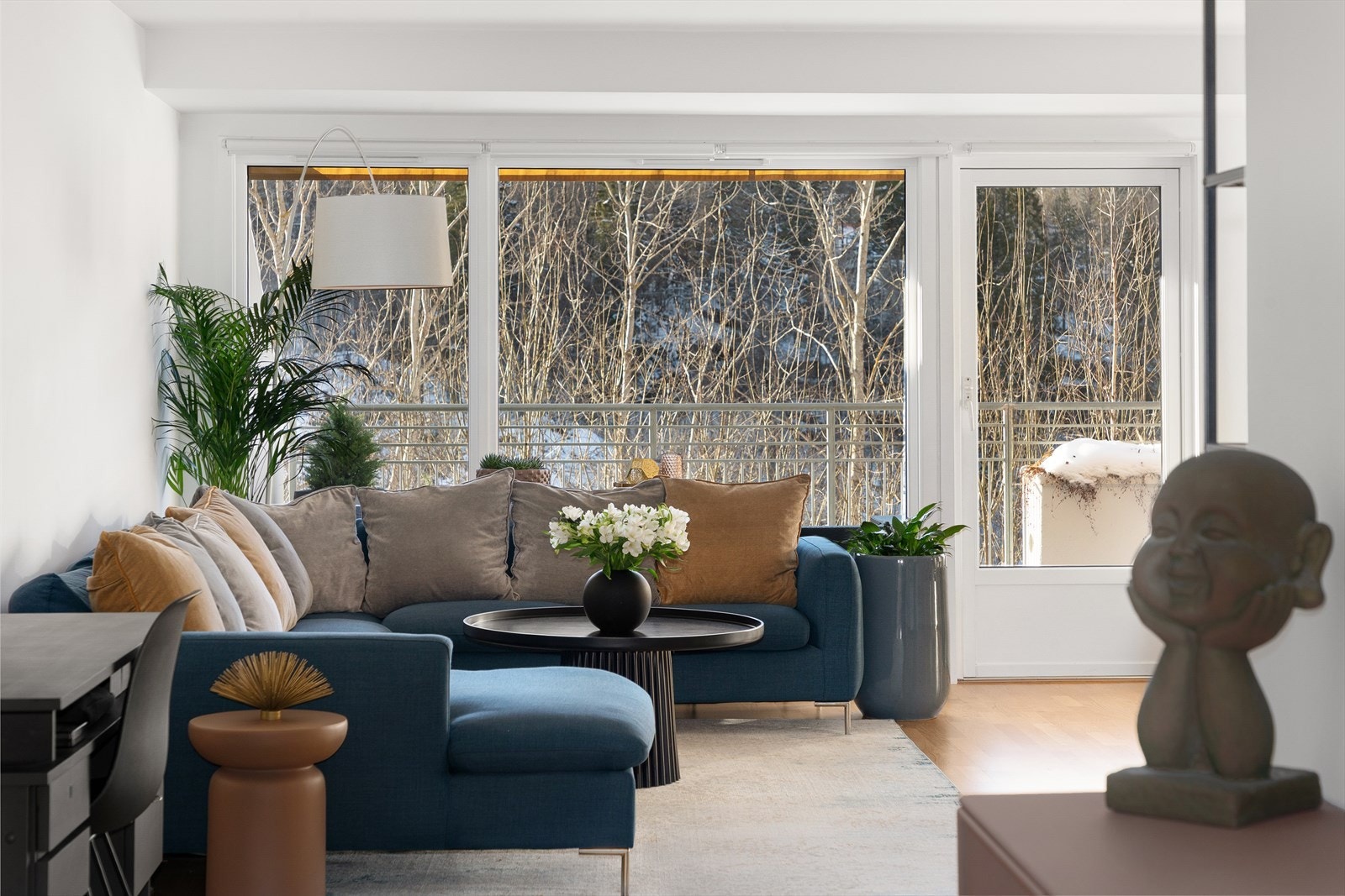 Fra stuen er det direkte utgang til en stor terrasse - perfekt for avslapning, grilling og lange sommerkvelder. Galleribilde