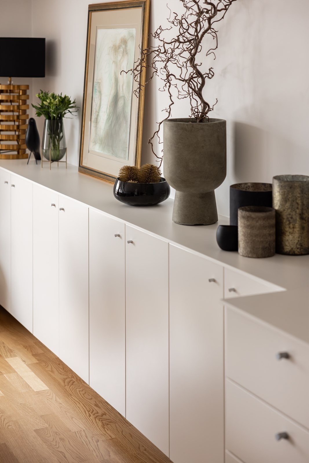 Kjøkkeninnredningen er forlenget ut i spisestuen for ekstra oppbevaring. Galleribilde