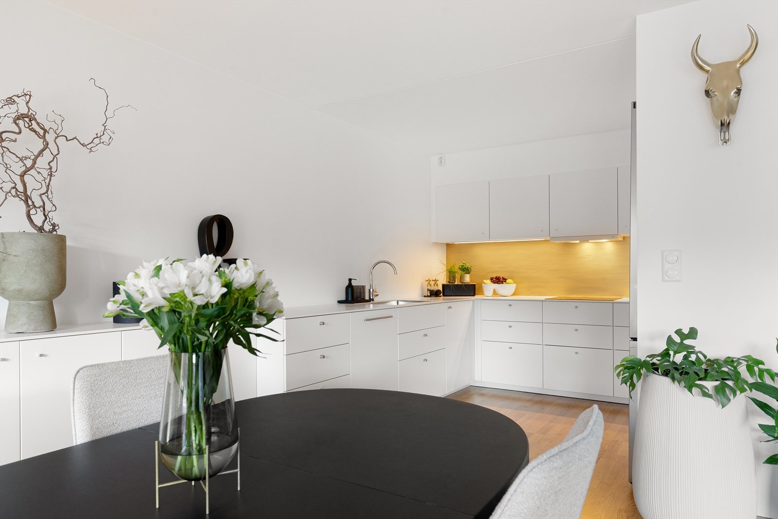 Det er lyse, glatte fronter og belysning under overskap. Galleribilde