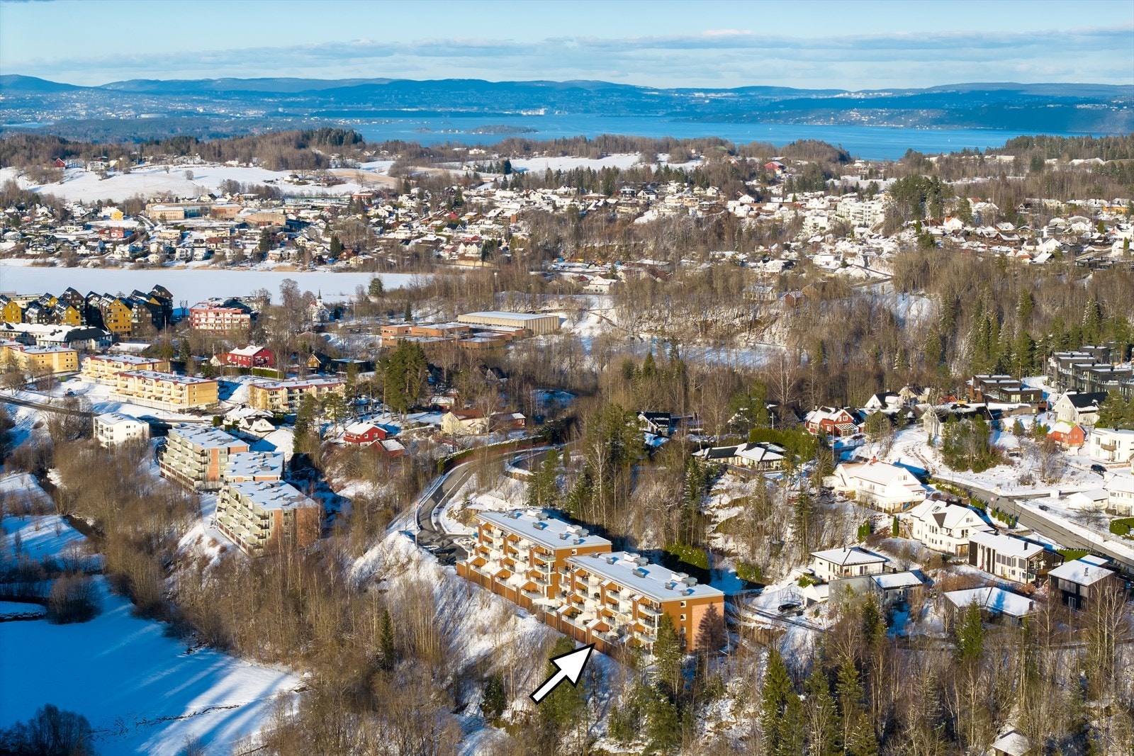 Felles eiet tomt for sameiet på ca 12 060 kvm. Tomten er opparbeidet med grøntområde, trær, lekeplass, gjesteparkering og asfaltert internvei. Galleribilde