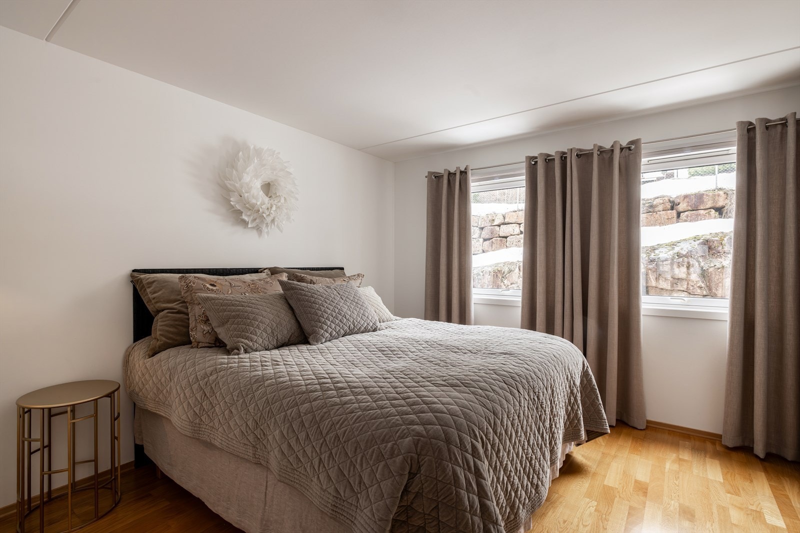 Leiligheten har to romslige soverom, med mulighet for å dele soverom 1 i to dersom behovet for et ekstra rom skulle melde seg. Opprinnelig er leiligheten tegnet inn med tre soverom. Galleribilde