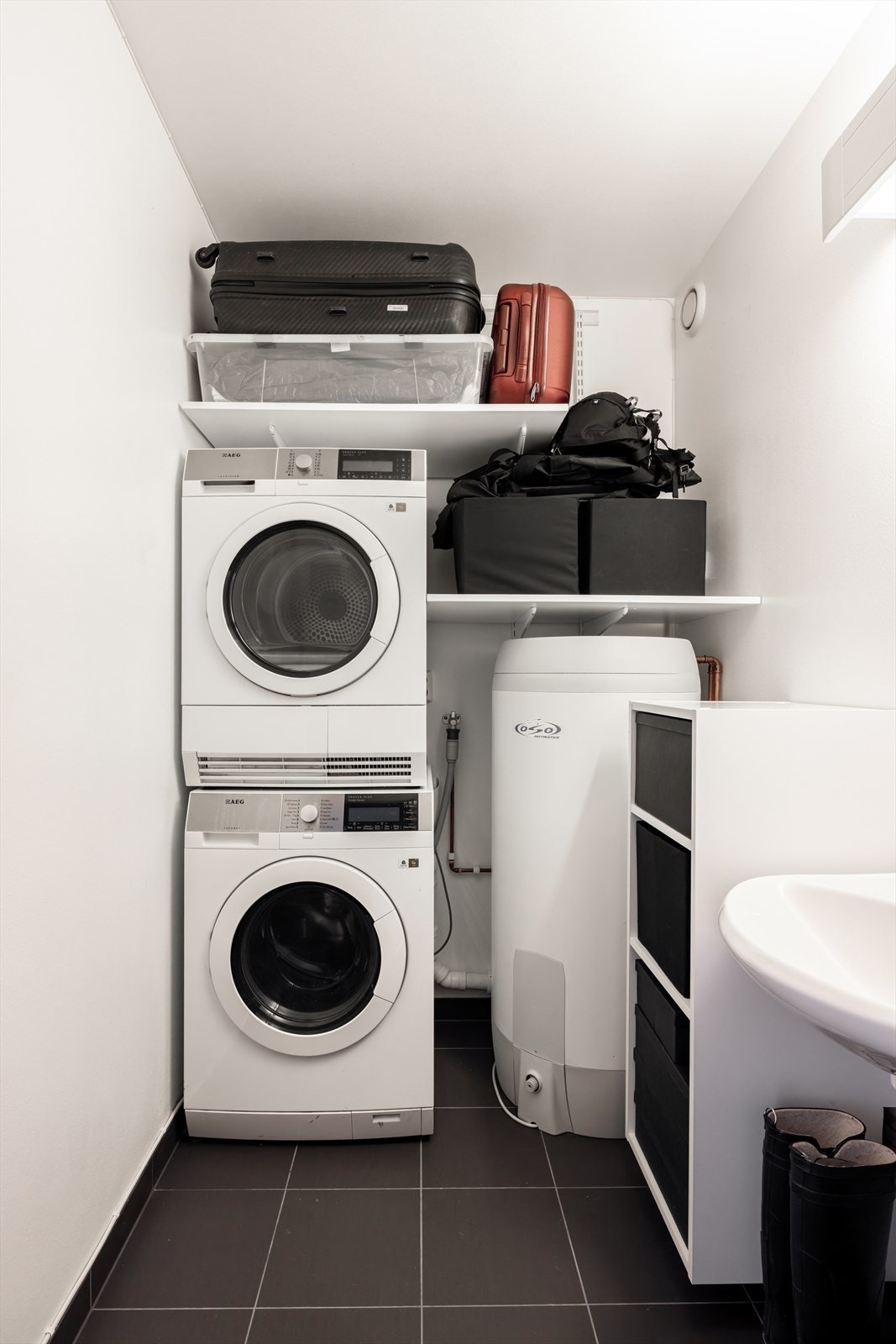 Praktisk vaskerom med opplegg for vaskemaskin og tørketrommel. Galleribilde