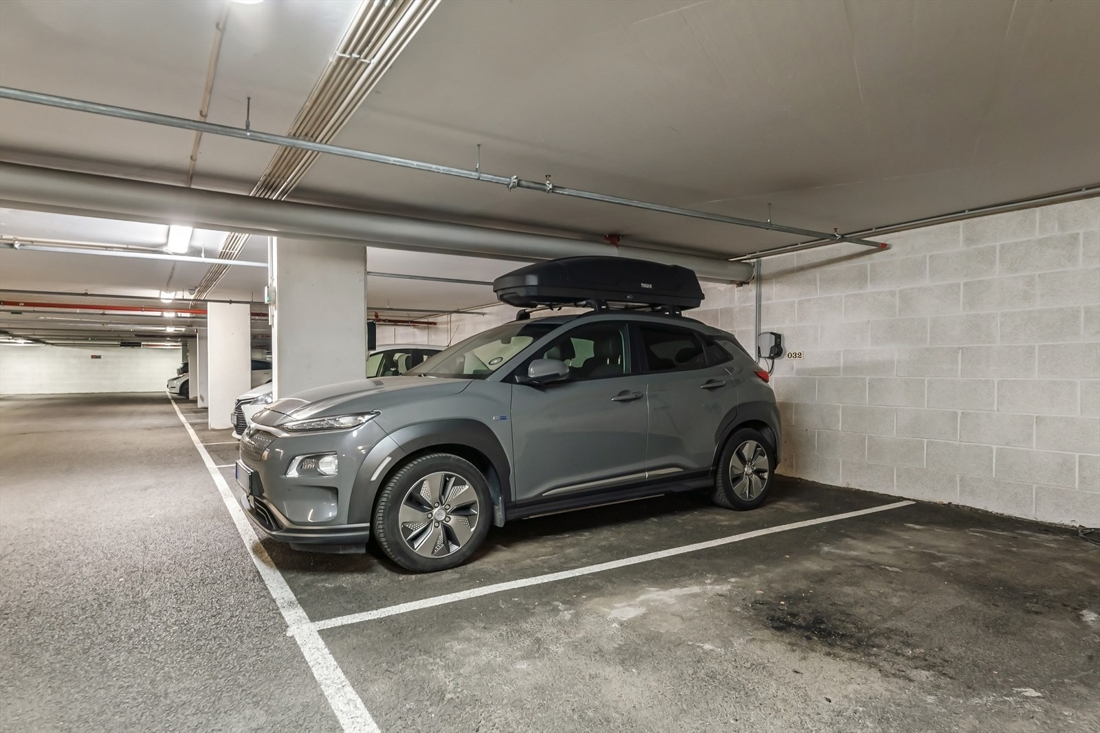 Romslig garasjeplass medfølger leiligheten. Galleribilde