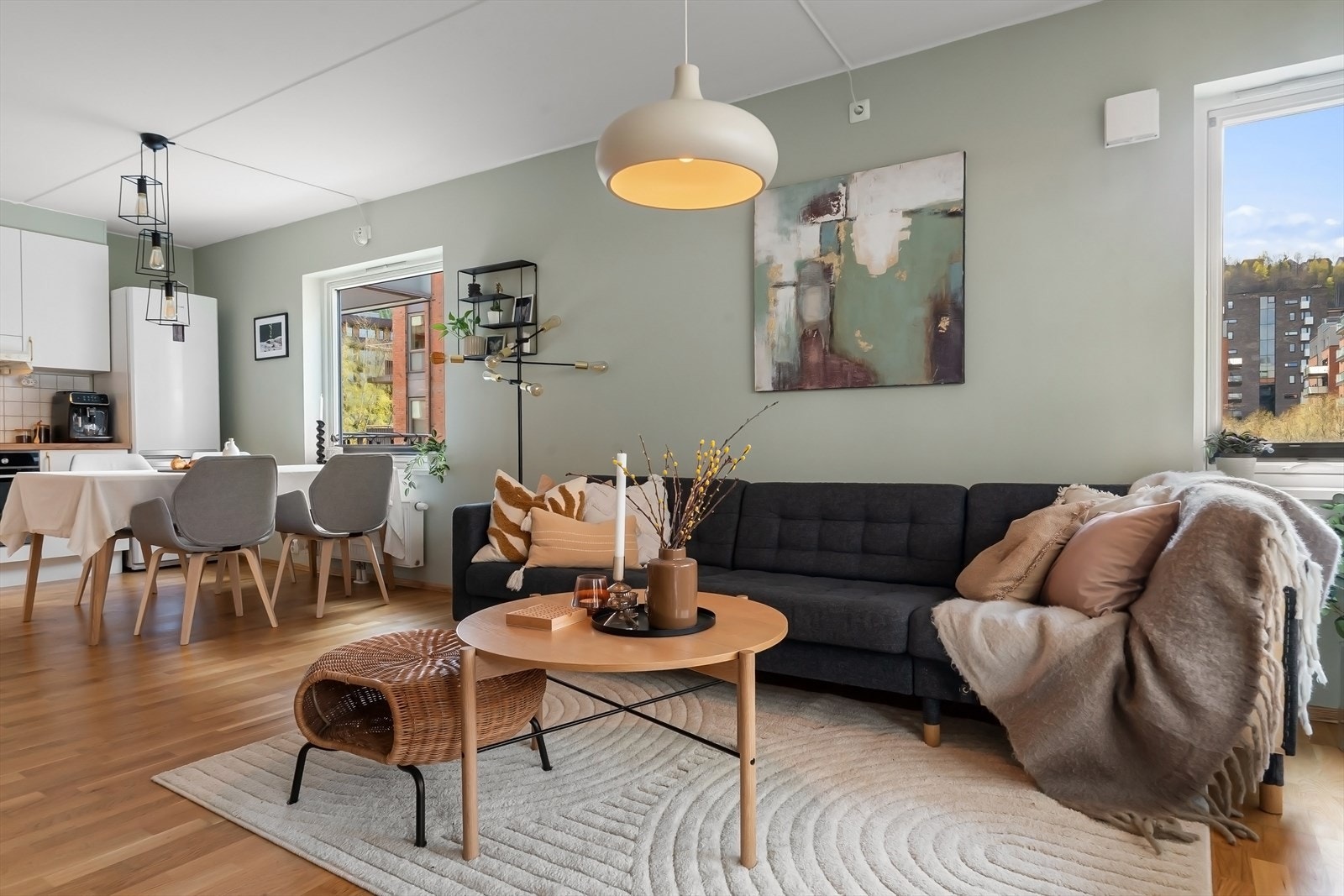 En romslig planløsning med naturlige soner å møblere. Galleribilde