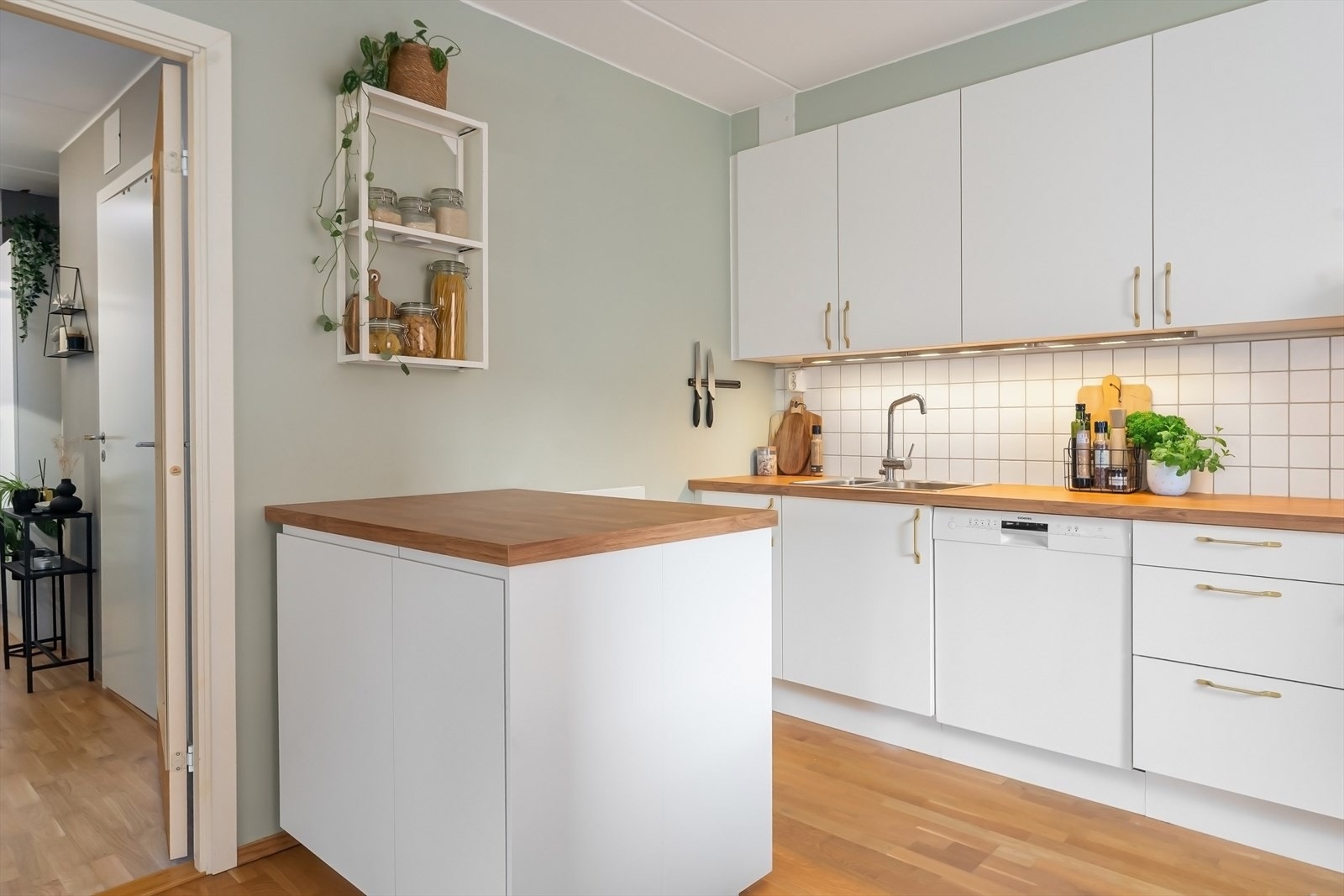 Praktisk kjøkkenøy for ekstra benkeplass og oppbevaring. Galleribilde