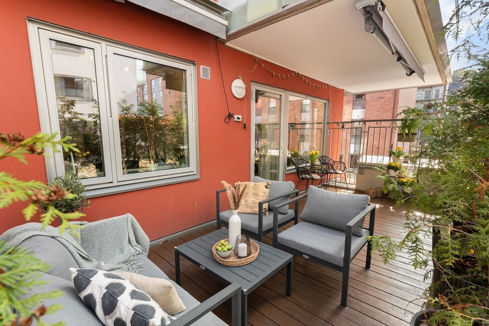 God plass til sittegruppe, grill og div. oppbevaring av møblement. Galleribilde