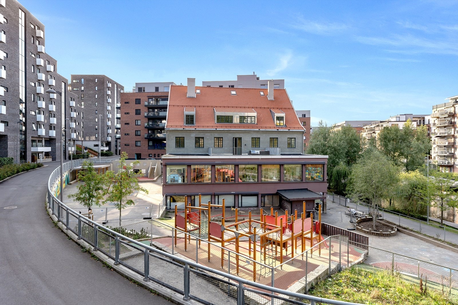 200 m til Kværnerbyen FUS barnehage, forbeholdt Kværnerbyens beboere og har plass til 70 barn - gangvei helt frem til barnehagen. Galleribilde