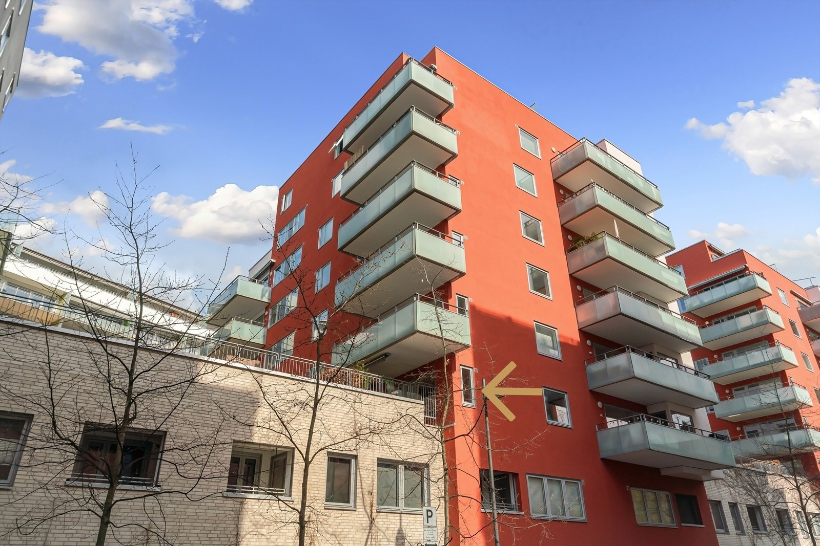 Leiligheten ligger høyt opp fra bakkeplan og er. 2. etg fra bakkeplan og 1. etg fra gårdsplan. Galleribilde