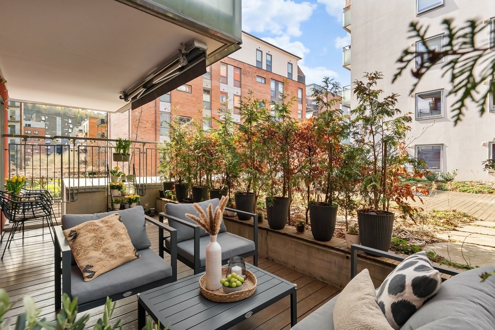 En lekker 3-roms med solrik vestvendt markterrasse, garasjeplass og heis. Galleribilde