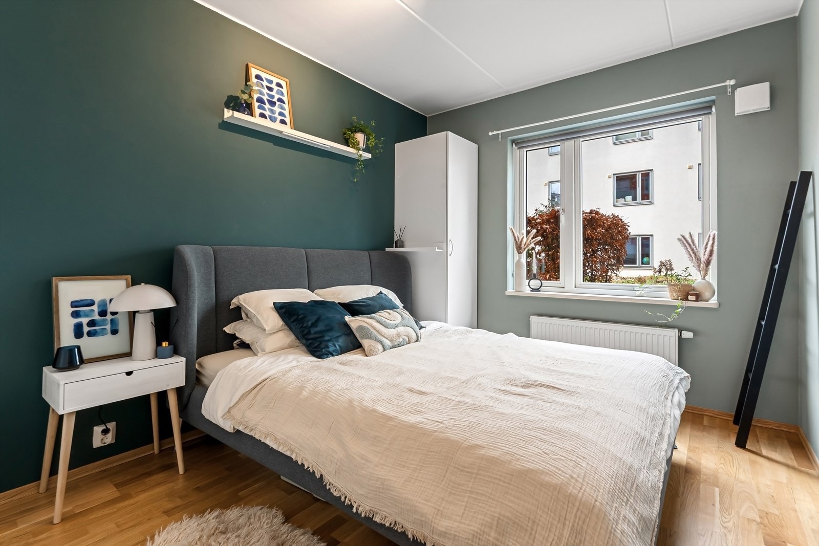 Lyst og luftigt hovedsoverom med god plass til dobbeltseng og nattbord. Galleribilde