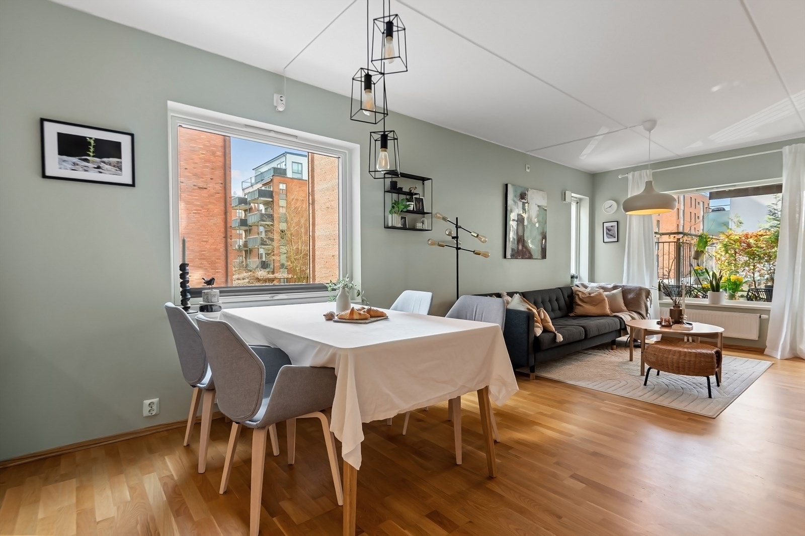 Stor og lys stue med god plass til sofagruppe og spiseplass. Galleribilde