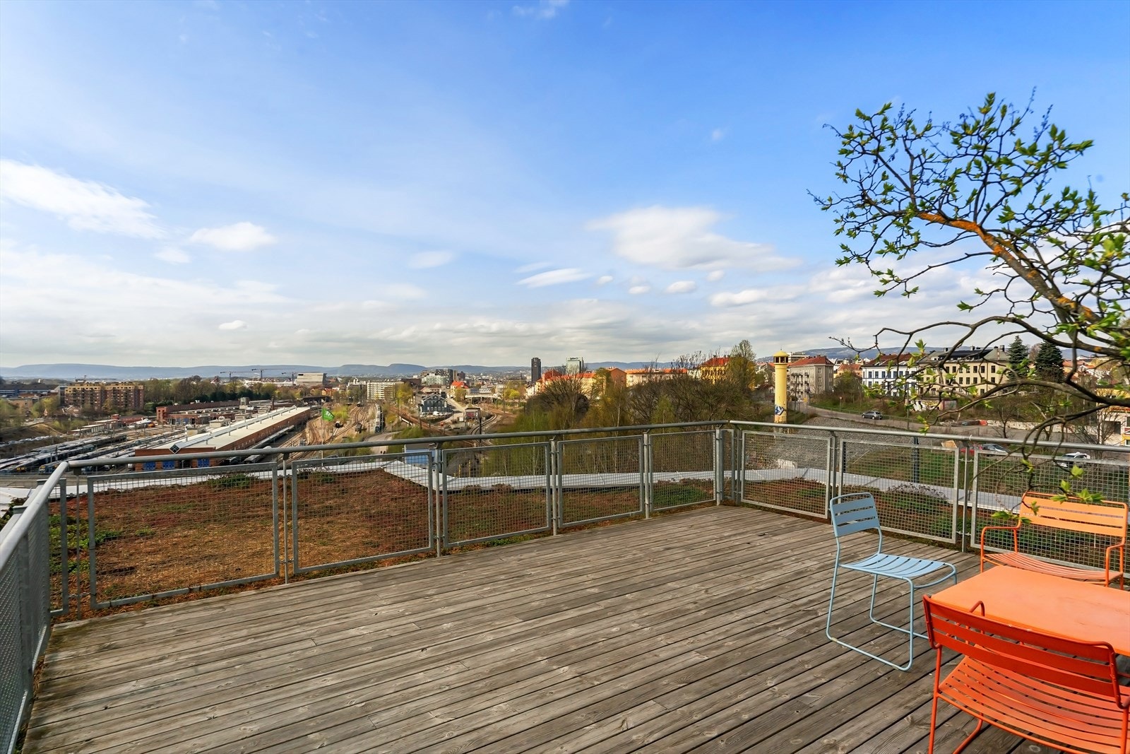 Fantastisk takterrasse med vidstrakt utsikt og sol hele dagen. Galleribilde