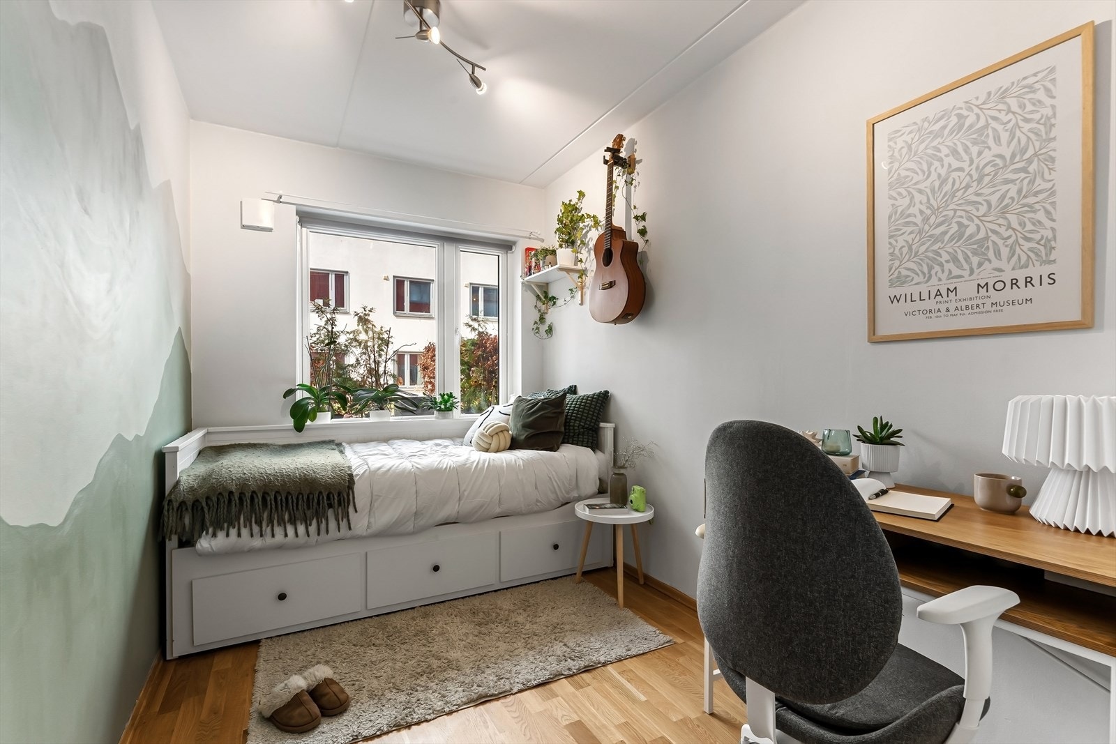 Soverom 2 har god plass og kan brukes som soverom, barnerom, gjesterom eller kontor. Galleribilde