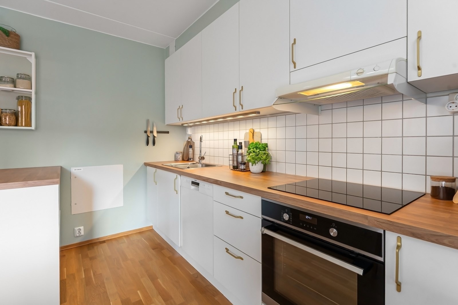 Lekkert kjøkken med Aubo kjøkkeninnredning. Galleribilde