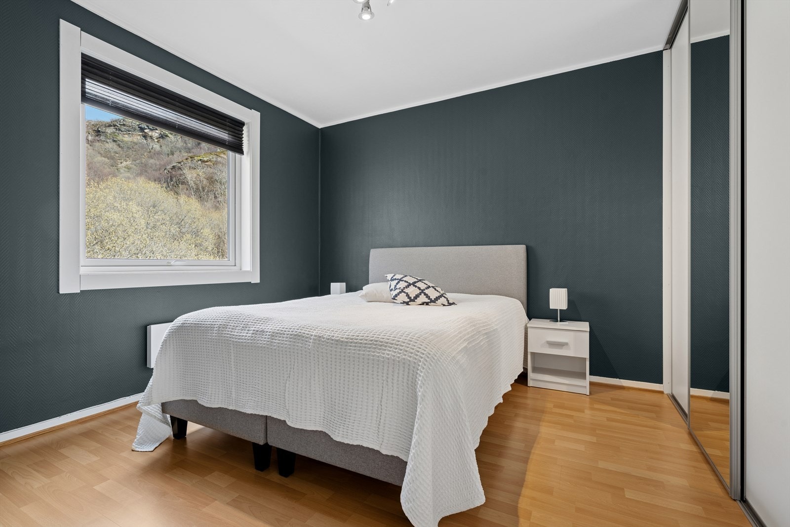 Romslig soverom med god plass for dobbeltseng og nattbord. Det er etablert innebygget skyvedørsgarderobe. Galleribilde