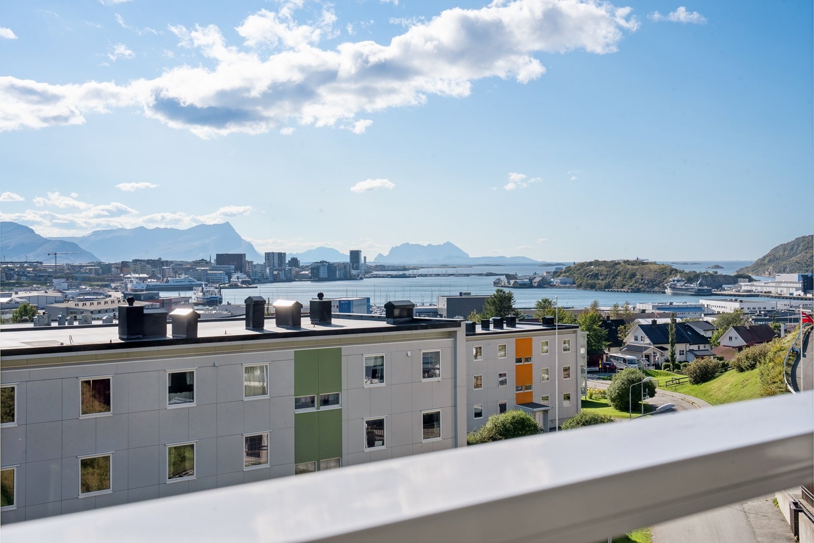 Nydelig utsikt mot Bodø by, sjøen og kjente fjellformasjoner. Galleribilde