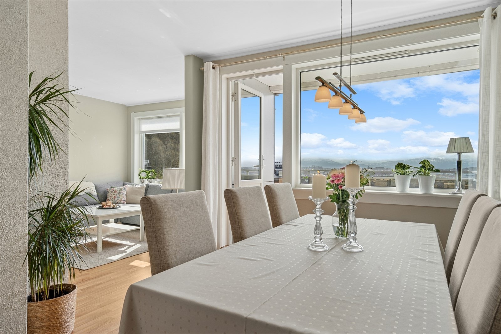 Videre utgang til balkong fra stue/spisestue. Galleribilde