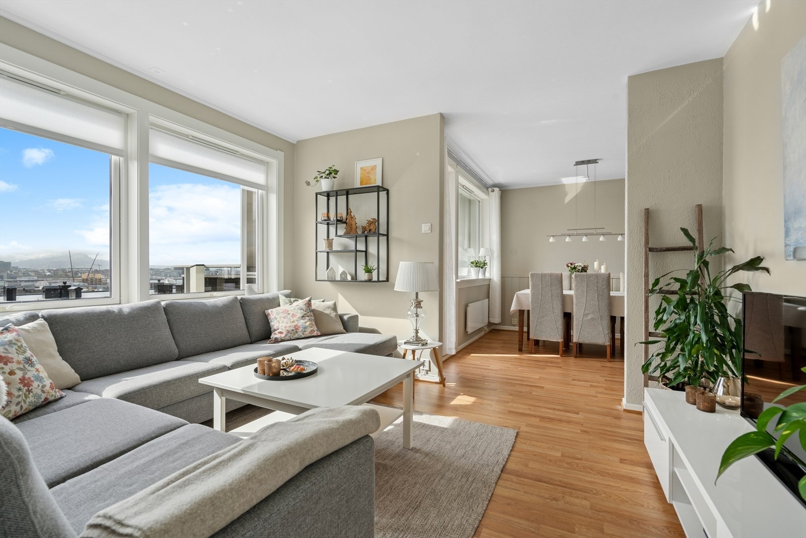 Grunnpakke TV/Internett er inkludert i felleskostnadene. Galleribilde