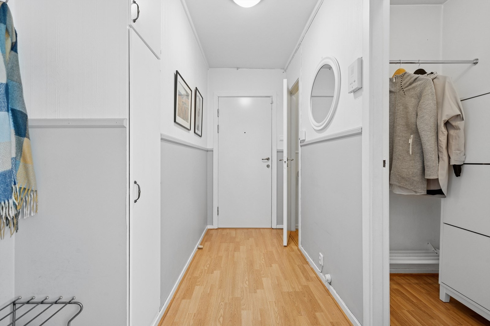 Entreen byr på plass for garderobe- og opphengsløsninger. Galleribilde