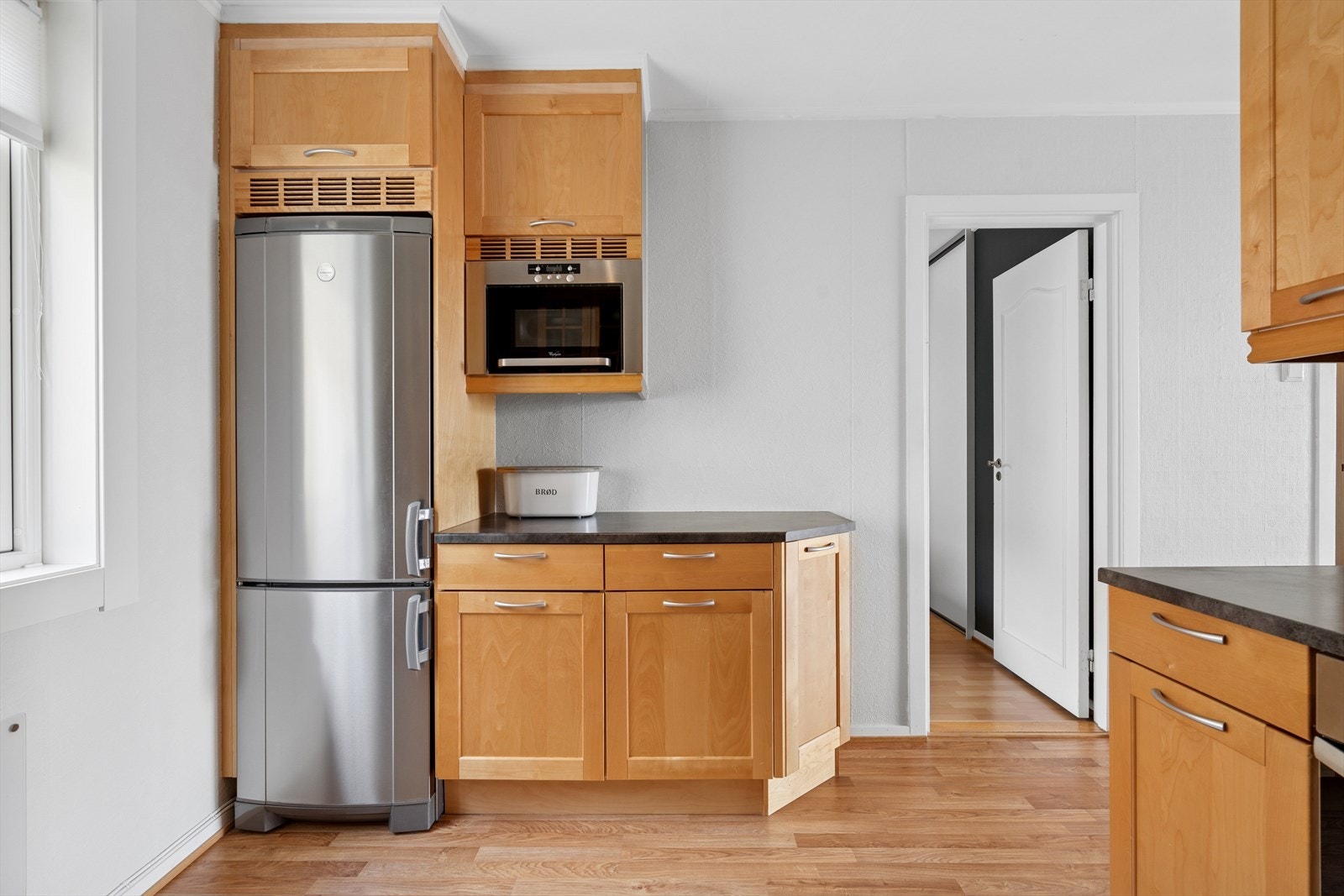 Frittstående oppvaskmaskin og kjøl/frys. Galleribilde