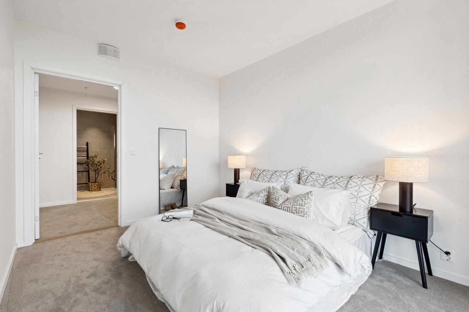 Stort hovedsoverom med egen garderobe og bad Galleribilde