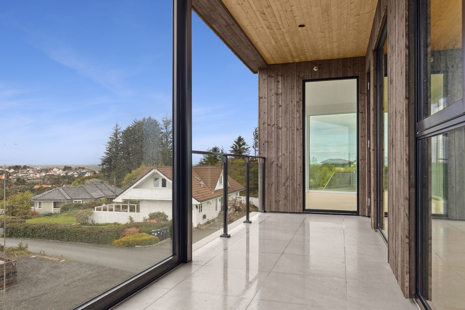 Delvis innglasset balkong Galleribilde