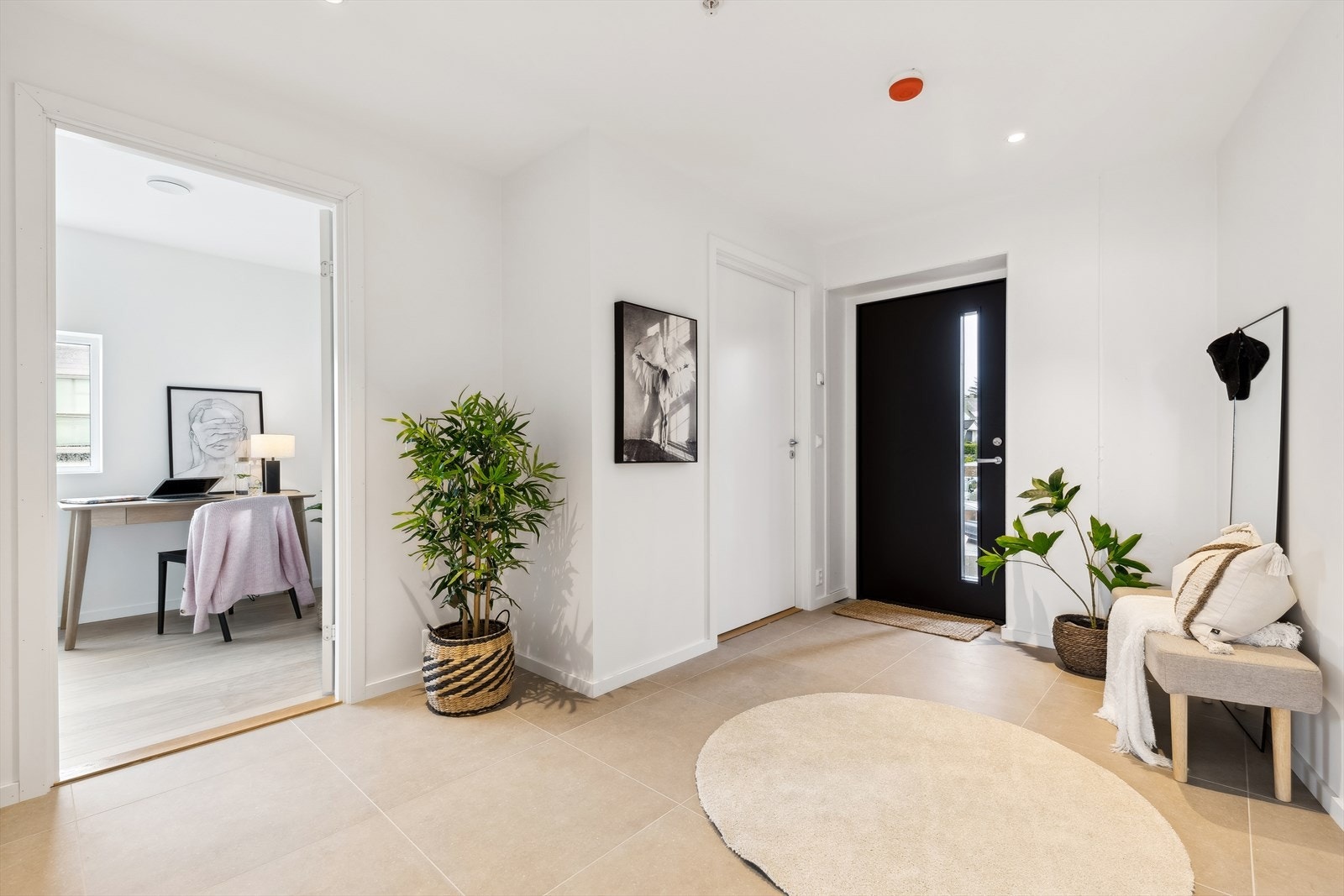 Leiligheten har en stor entré med plass til oppbevaring av yttertøy (Bilde hentet fra tilsvarende leiligheten under*) Galleribilde