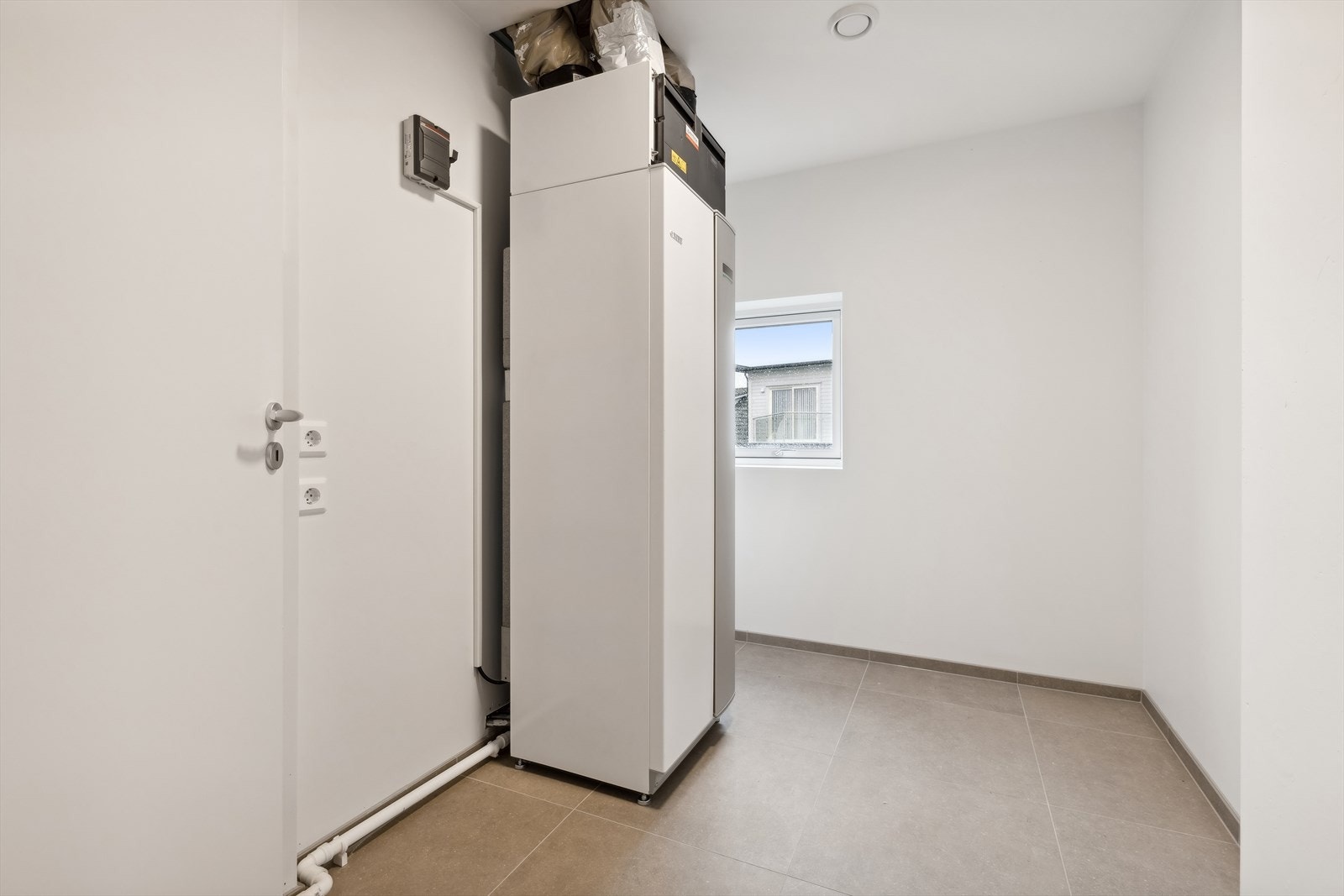 Teknisk bod i leiligheten som kan bli brukt som vaskerom eller oppbevaringsplass (Bilde hentet fra tilsvarende leiligheten under*) Galleribilde