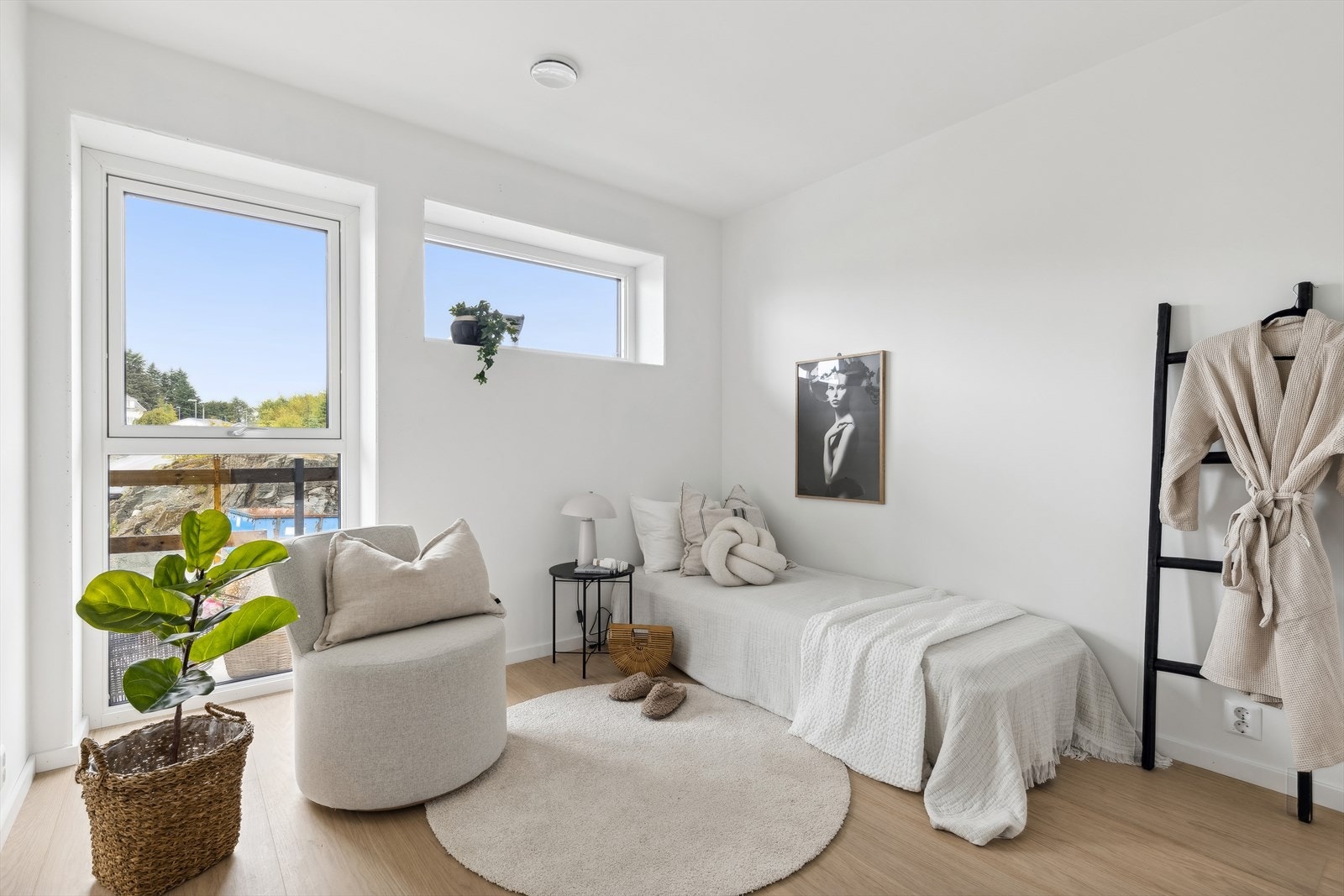 Alle tre soverommene har plass til dobbeltseng og klesskap (Bilde hentet fra tilsvarende leiligheten under*) Galleribilde