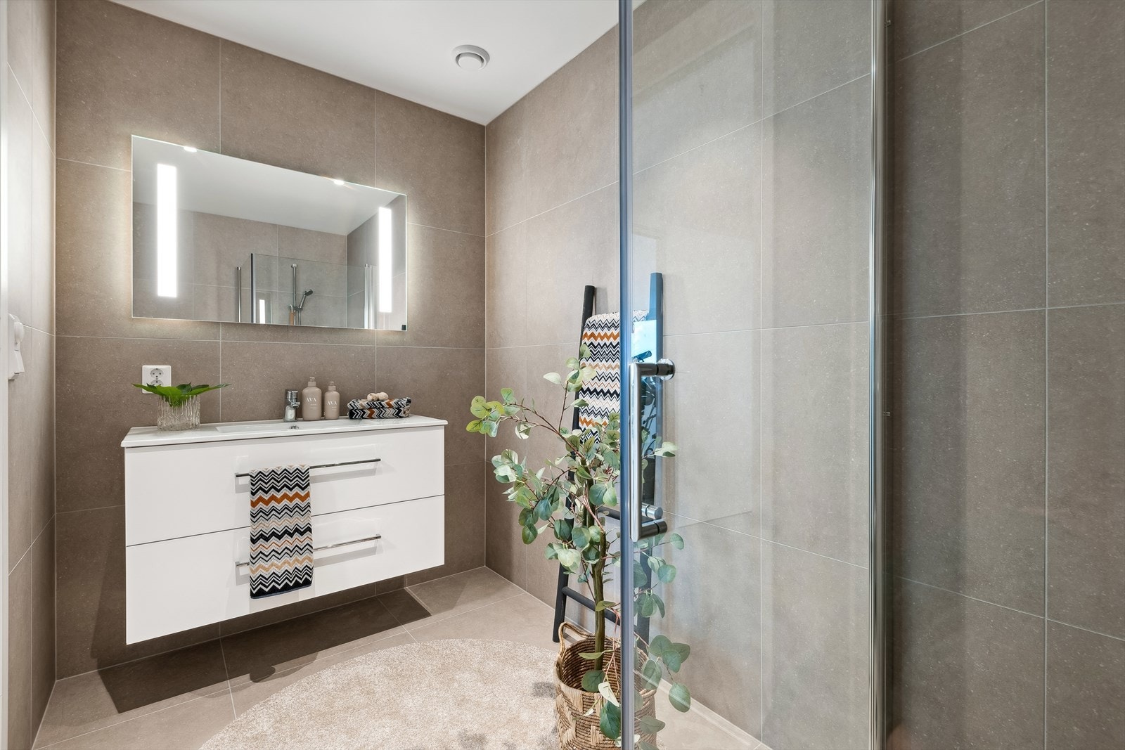 Hovedsoverommet har eget helfliset bad med varme i gulv Galleribilde