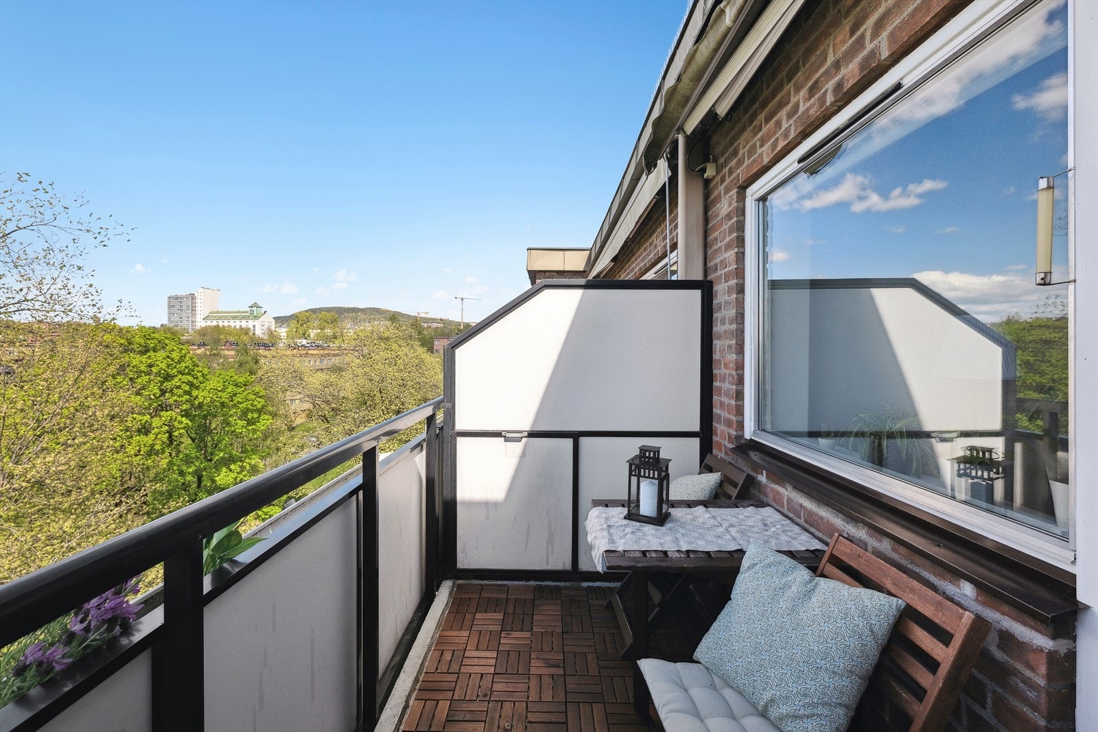 På balkongen er det god plass til sittegruppe og grill Galleribilde