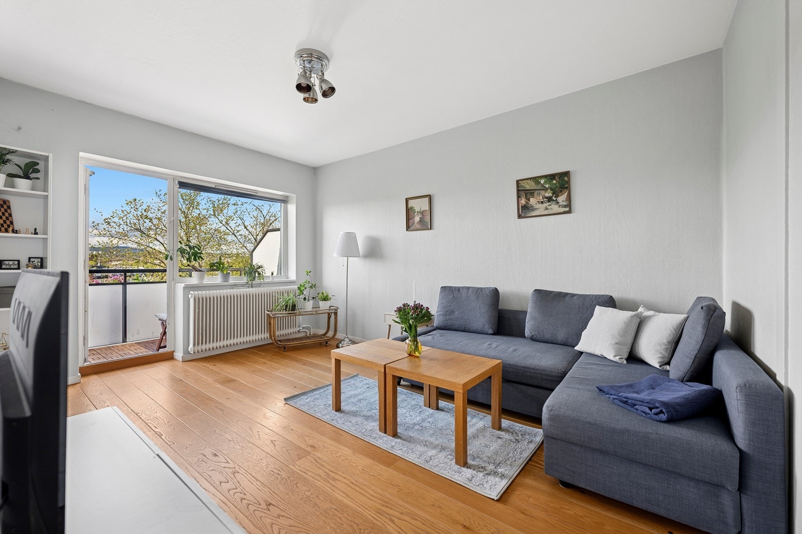 I stuen er det god plass til sofagruppe med tilhørende tv-møblement Galleribilde